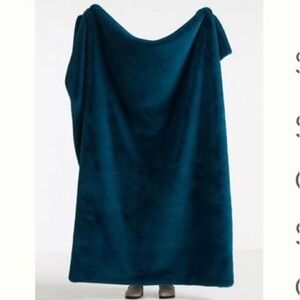 Sophie Faux Fur Blanket by Anthropologie in Deep Teal- like new! Rare color! 🤩